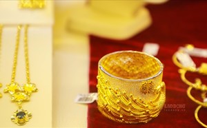 baccarat glass Situ Qin menatap ujung pena Li Nianfan.